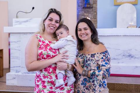 mãe e madrinha com bebê fotografia batizado'