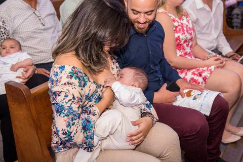 mãe amamentando bebê fotografia batizado'