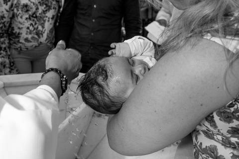 padre batizando bebê fotografia batizado'