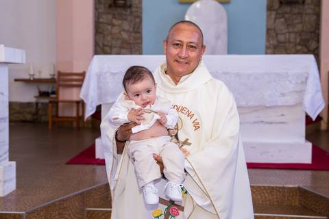bebê com padre fotografia batizado'