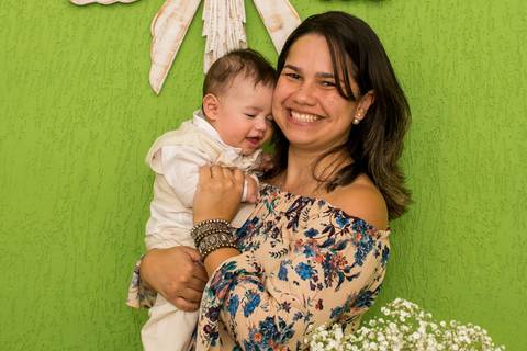 bebê com a mãe fotografia batizado'