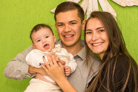 bebê com os tios fotografia batizado'