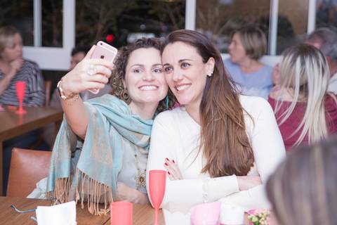 foto de grávida tirando selfie (chá de bebê)'