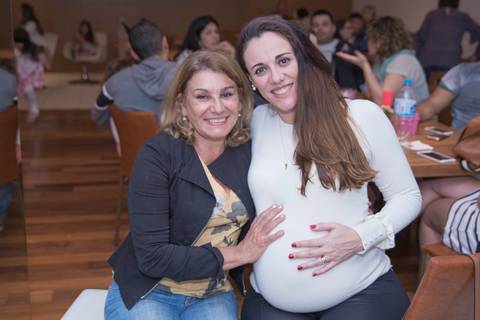 foto de grávida com convidada (chá de bebê)'