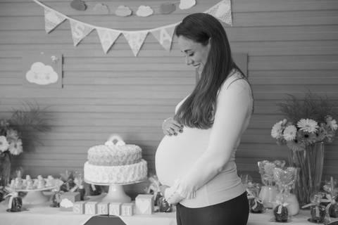 foto grávida segurando a barriga (chá de bebê)'