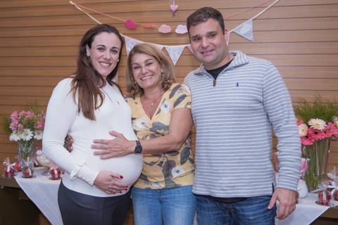 foto de grávida, marido e convidada (chá de bebê)'