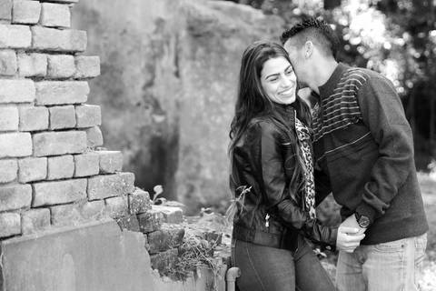 foto de casal de mãos dadas. ensaio book casal'