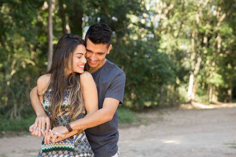foto de casal de mãos dadas. ensaio book casal'