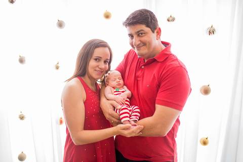 bebê recém nascido com os pais. ensaio newborn'