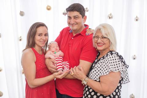 bebê recém nascido com os pais e a avó. ensaio newborn'