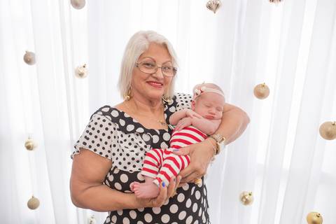 bebê recém nascido com a avó. ensaio newborn'
