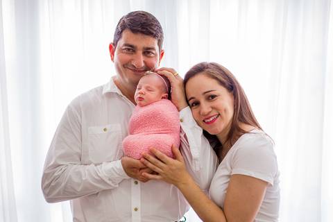 bebê recém nascido com os pais. ensaio newborn'