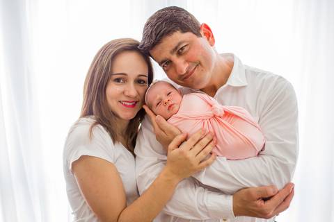 bebê recém nascido com os pais. ensaio newborn'