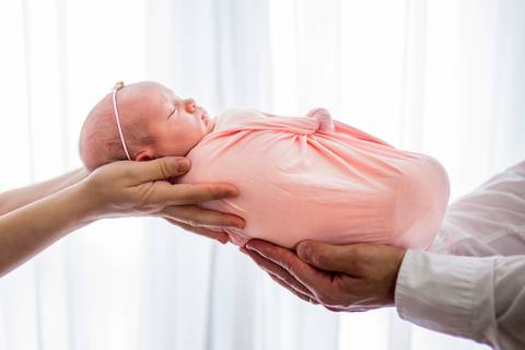 bebê recém nascido com os pais. ensaio newborn'