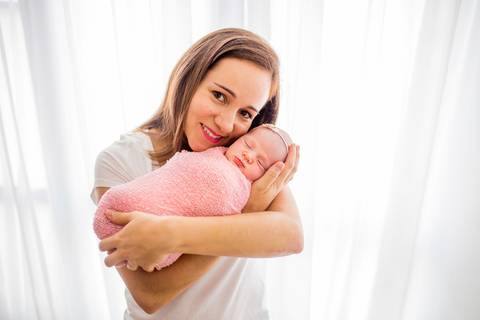 bebê recém nascido com a mãe. ensaio newborn'