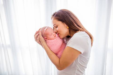bebê recém nascido com a mãe. ensaio newborn'