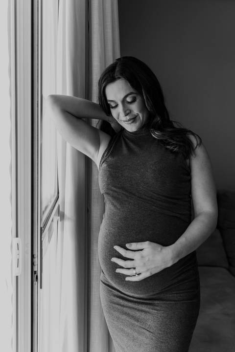 foto minimalista gestante'