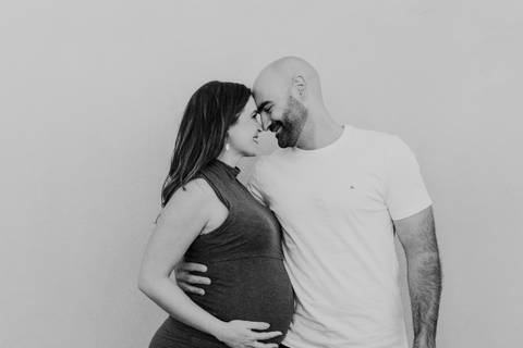 foto gestante minimalista'