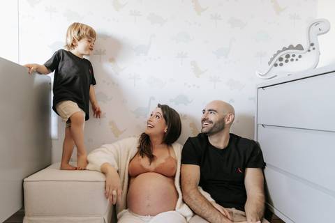 gestante com filho mais velho foto'