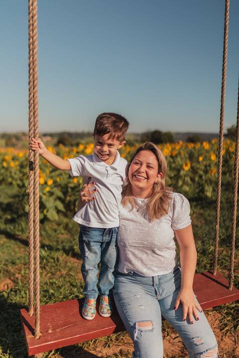 Ensaio de família no campo de girassóis fotógrafa Indaiatuba'