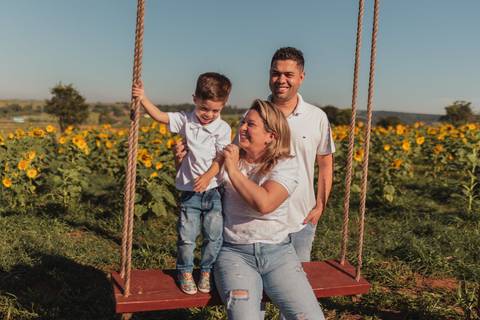 Ensaio de família no campo de girassóis fotógrafa Indaiatuba'