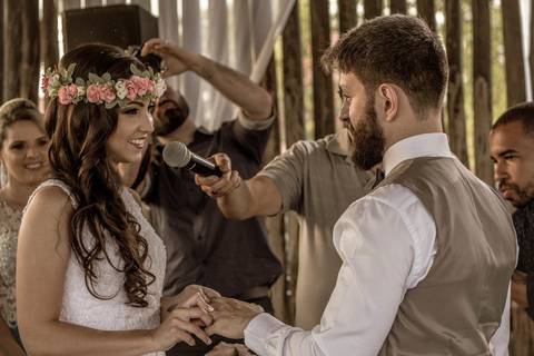 palestrante com microfone para noiva fazendo votos ao noivo com a aliança no click do fotógrafo de casamento Bauru Thiago Figueredo sorrindo'