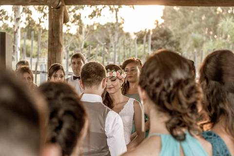 imagem distante no click do fotógrafo de casamento Bauru Thiago Figueredo captando pessoas olhando para os noivos e eles se olhando'