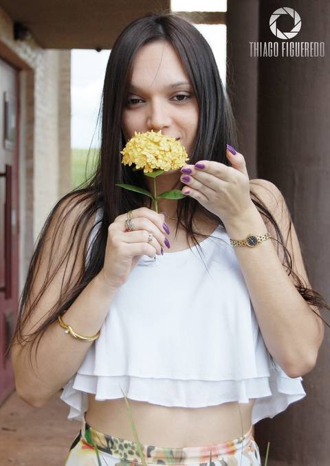 A mais bela flor, Priscila e a flor ilustram essa linda fotografia em seu ensaio ensaio fotográfico pelo fotógrafo de ensaio de Jaú oferecendo a flor ao espectador'