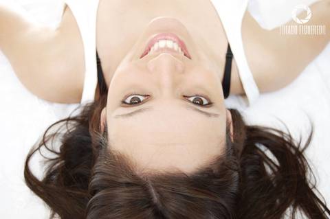 Foto no estilo de noiva em momento de maquiagem em seu ensaio fotográfico pelo fotógrafo de ensaio de Jaú, Priscila sorri para a fotografia'