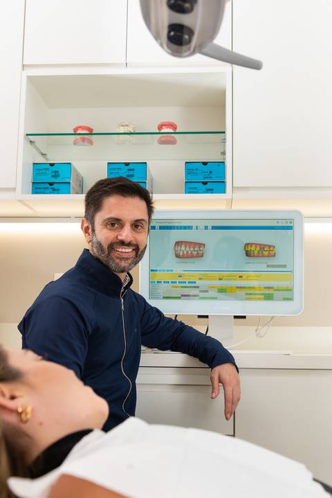 Dr Gustavo Bonelli, dentista e ortodontista, em seu consultório'