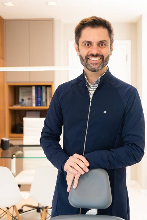 Dr Gustavo Bonelli, dentista e ortodontista, em seu consultório'