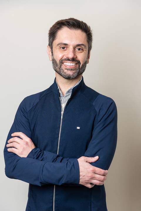 Dr Gustavo Bonelli, dentista e ortodontista, em seu consultório'