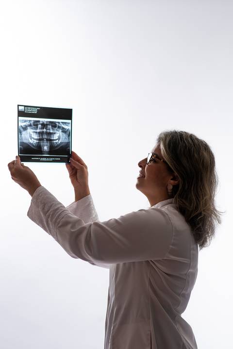 Mariana Deusdará, ortodontista espacializada em crianças (ensaio em estúdio)'