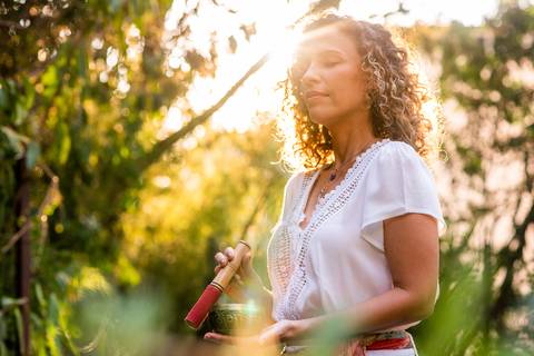 Letícia Medeiros, instrutora de mindfulness (ensaio em locação)'