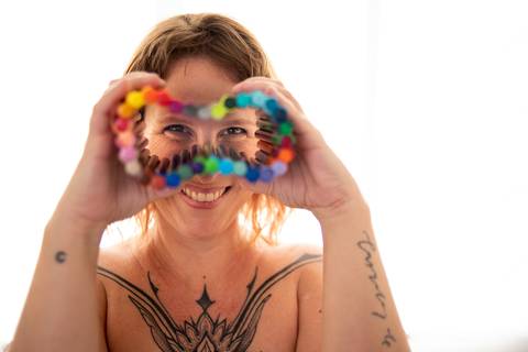 Duda Dórea, psicóloga e arteterapeuta (ensaio em estúdio)'