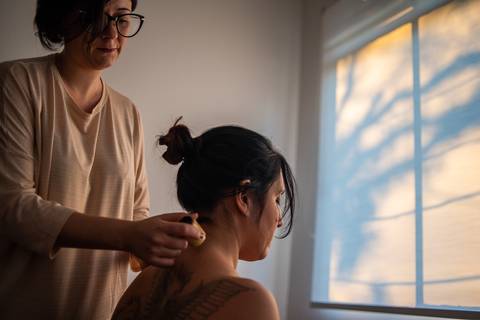 Flávia Arone, terapeuta integrativa,  fotografada em local de atendimento'