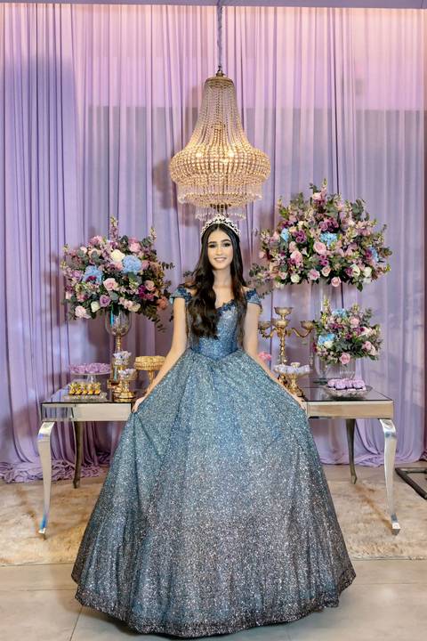 Leticia posando em seu deslumbrante vestido de 15 anos no jardim do Spazio Golf'
