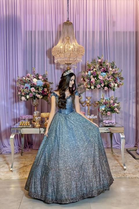 Leticia posando em seu deslumbrante vestido de 15 anos no jardim do Spazio Golf'