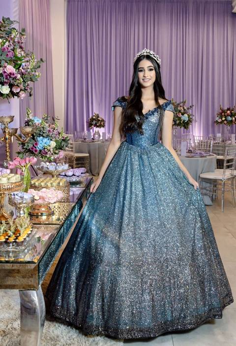 Leticia posando em seu deslumbrante vestido de 15 anos no jardim do Spazio Golf'