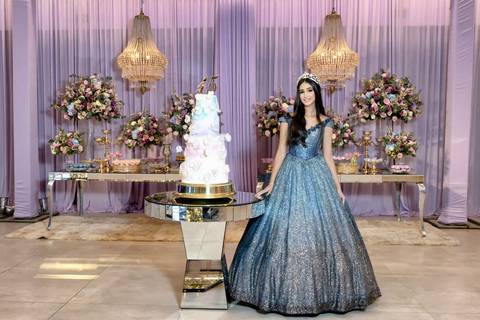 Leticia posando em seu deslumbrante vestido de 15 anos no jardim do Spazio Golf'