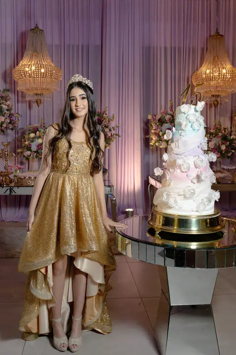 Leticia radiante em seu vestido de 15 anos no Spazio Golf, São José dos Campos'