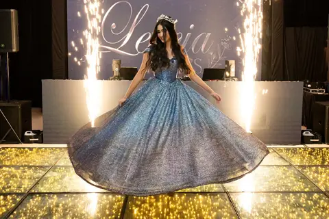 A chegada emocionante da debutante Leticia na festa de 15 anos'