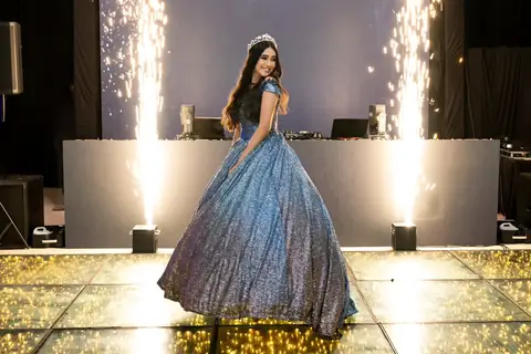 A chegada emocionante da debutante Leticia na festa de 15 anos'