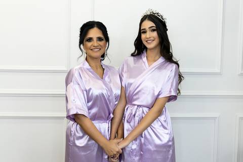 Fotógrafo de 15 anos capturando os detalhes da maquiagem e do penteado de Leticia, eternizando os preparativos para a festa no Spazio Golf'
