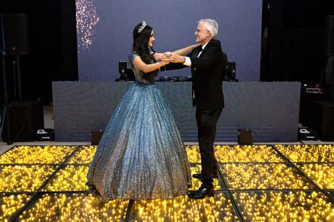 A primeira dança de Leticia como debutante no Spazio Golf.'