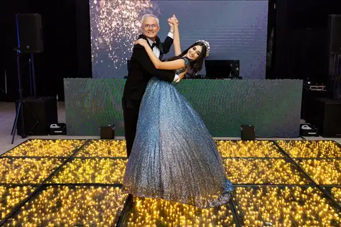 A primeira dança de Leticia como debutante no Spazio Golf.'