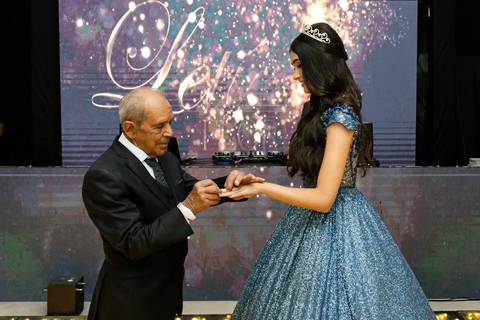 A dança de Leticia com o seu avô da debutante no Spazio Golf.'