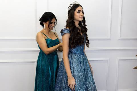 LA transformação de Leticia, do vestido formal ao traje de festa de 15 anos.'