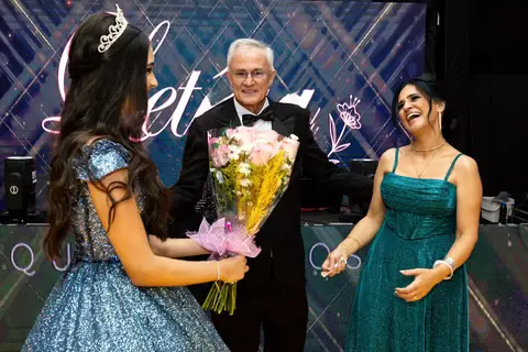 Momento emocionante entre a debutante Leticia e a sua mãe no Spazio Gof em São José dos Campos '