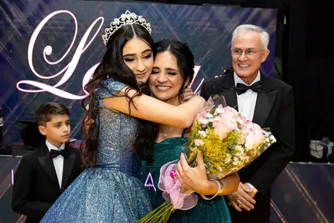 Momento emocionante entre a debutante Leticia e a sua mãe no Spazio Gof em São José dos Campos '
